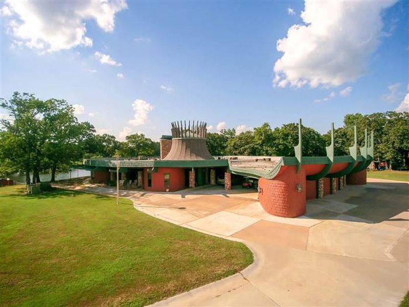 Fishing-reel-shaped house in Oklahoma