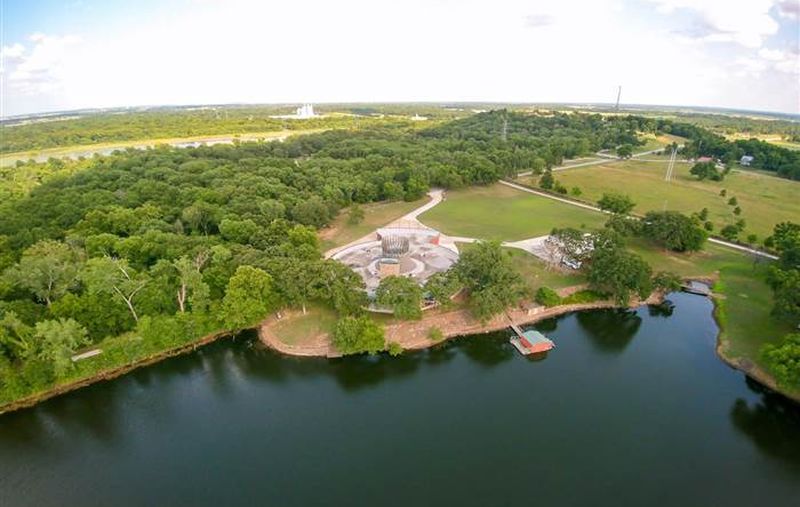 Fishing-reel-shaped house in Oklahoma