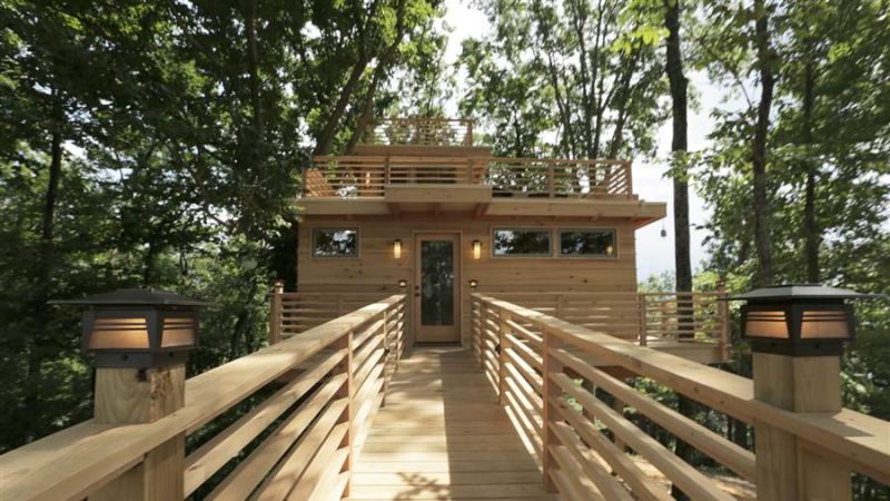 Frank Lloyd Wright-Inspired Triple-Decker Treehouse