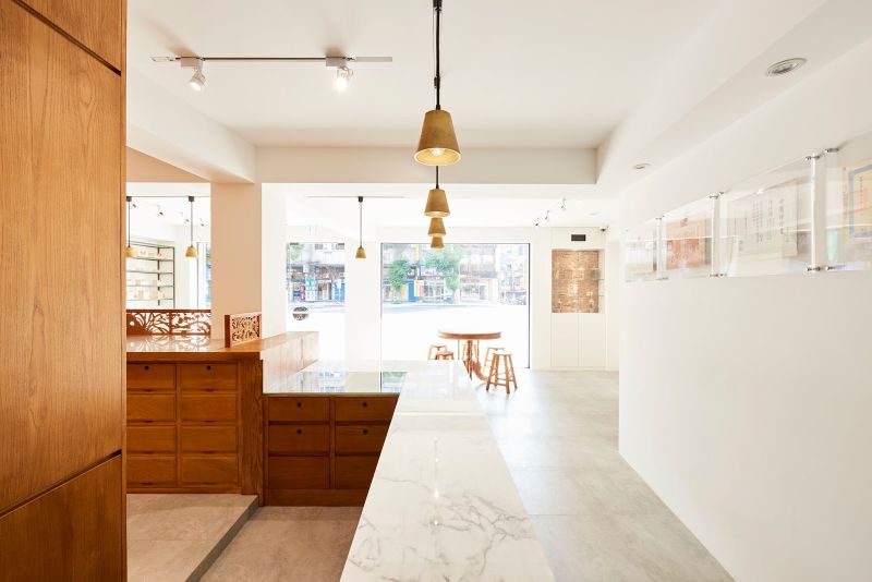 Light-accented walls contrasts wooden details 