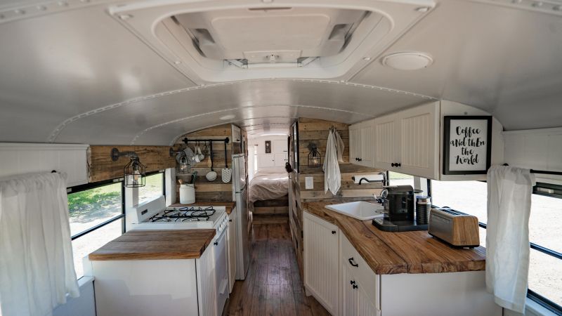 Complete kitchen with a sunroof 