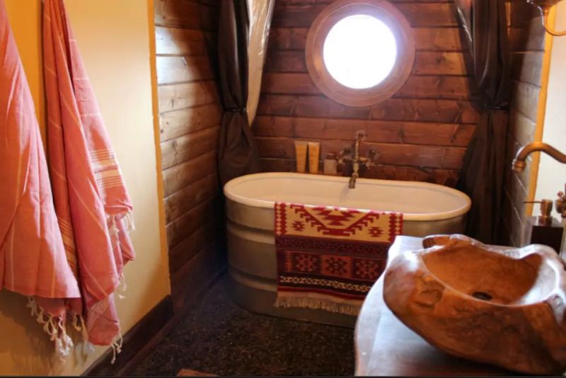 A bathroom with a porcelain bathtub 