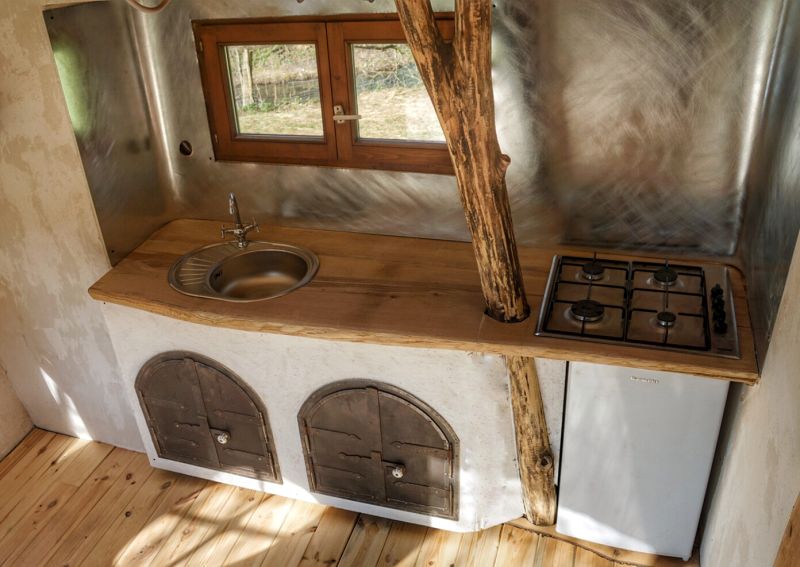 A complete kitchen is combination of olden-style cabinetry under modern backsplash 