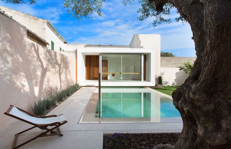 This home office in Spain overlooks a swimming pool_1