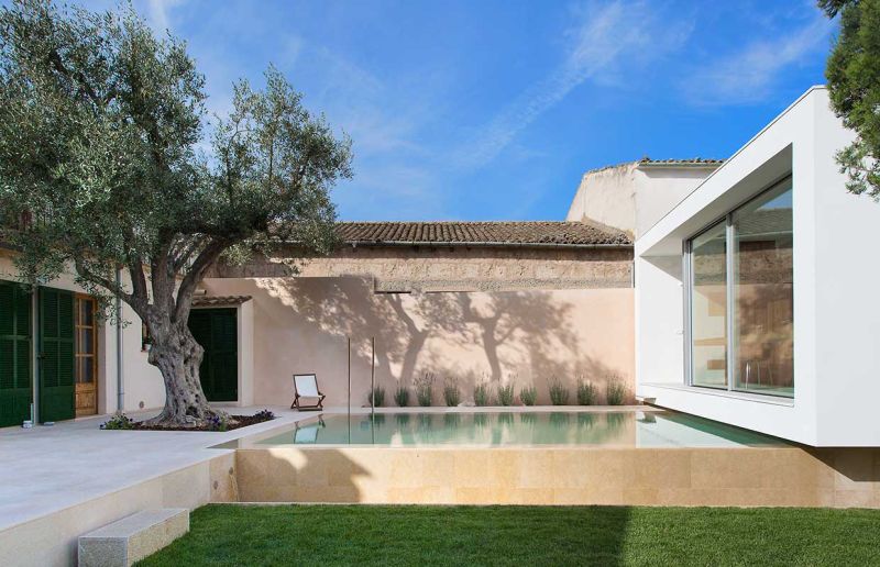 This home office in Spain overlooks a swimming pool_4