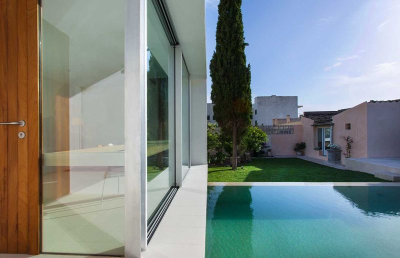 This home office in Spain overlooks a swimming pool_5