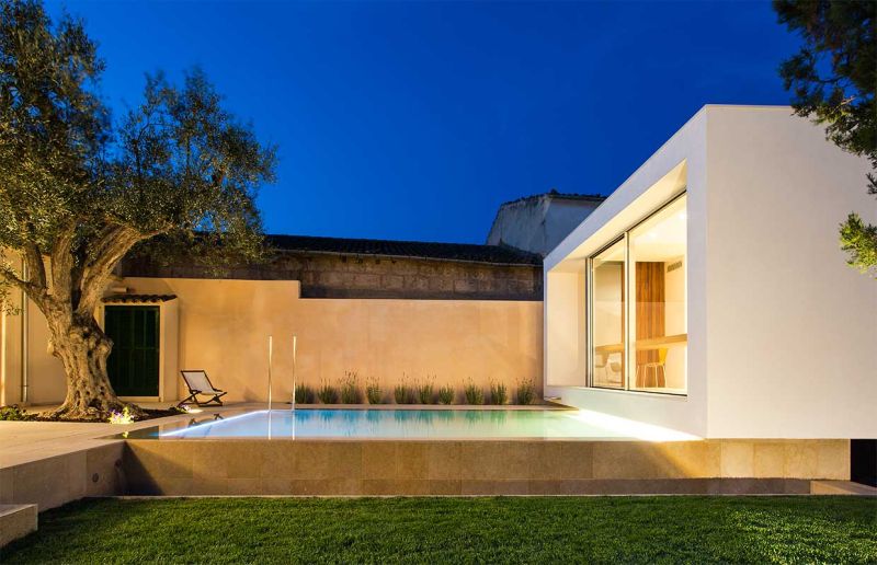 This home office in Spain overlooks a swimming pool_9