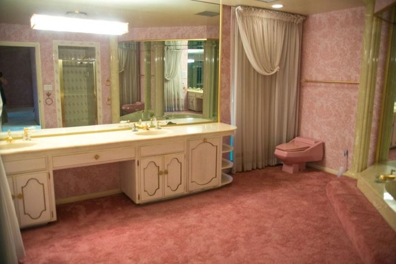 Toilet and bathroom also in pink color 