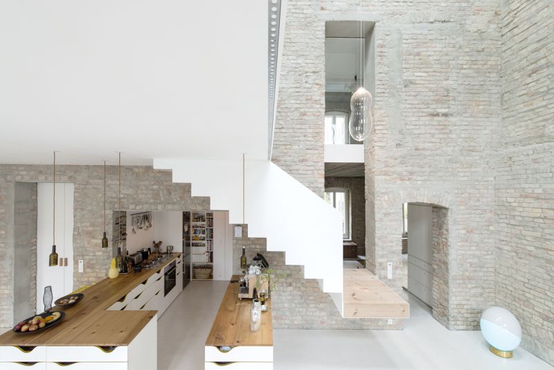 A modern home fused with historic architecture_20