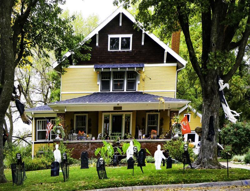 Arlington family went all-out to dress up their home for Halloween