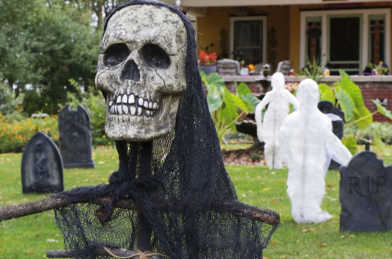 Arlington family went all-out to dress up their home for Halloween