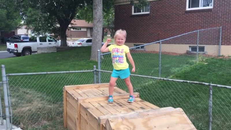 Lylah starts the race over wooden boxes 