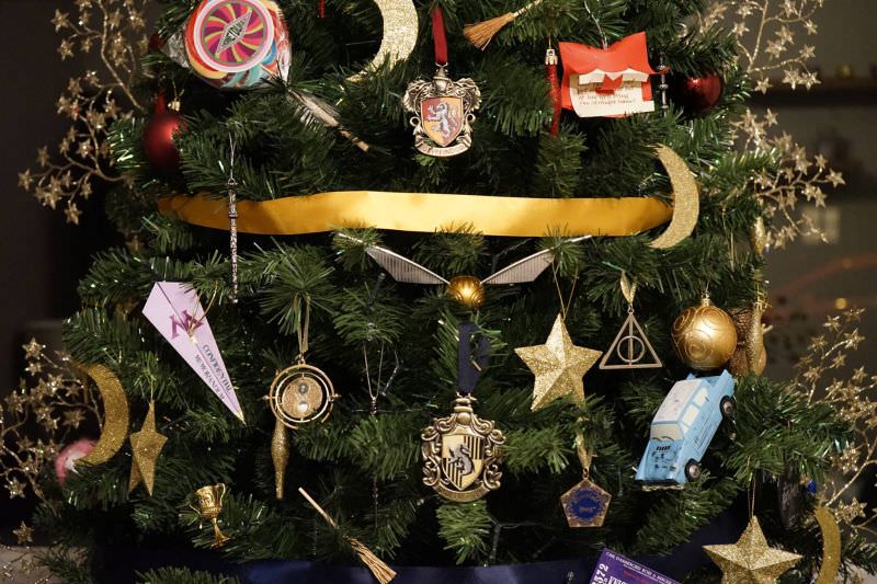 harry-potter-themed-christmas-tree_5