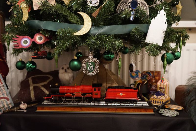 harry-potter-themed-christmas-tree_7