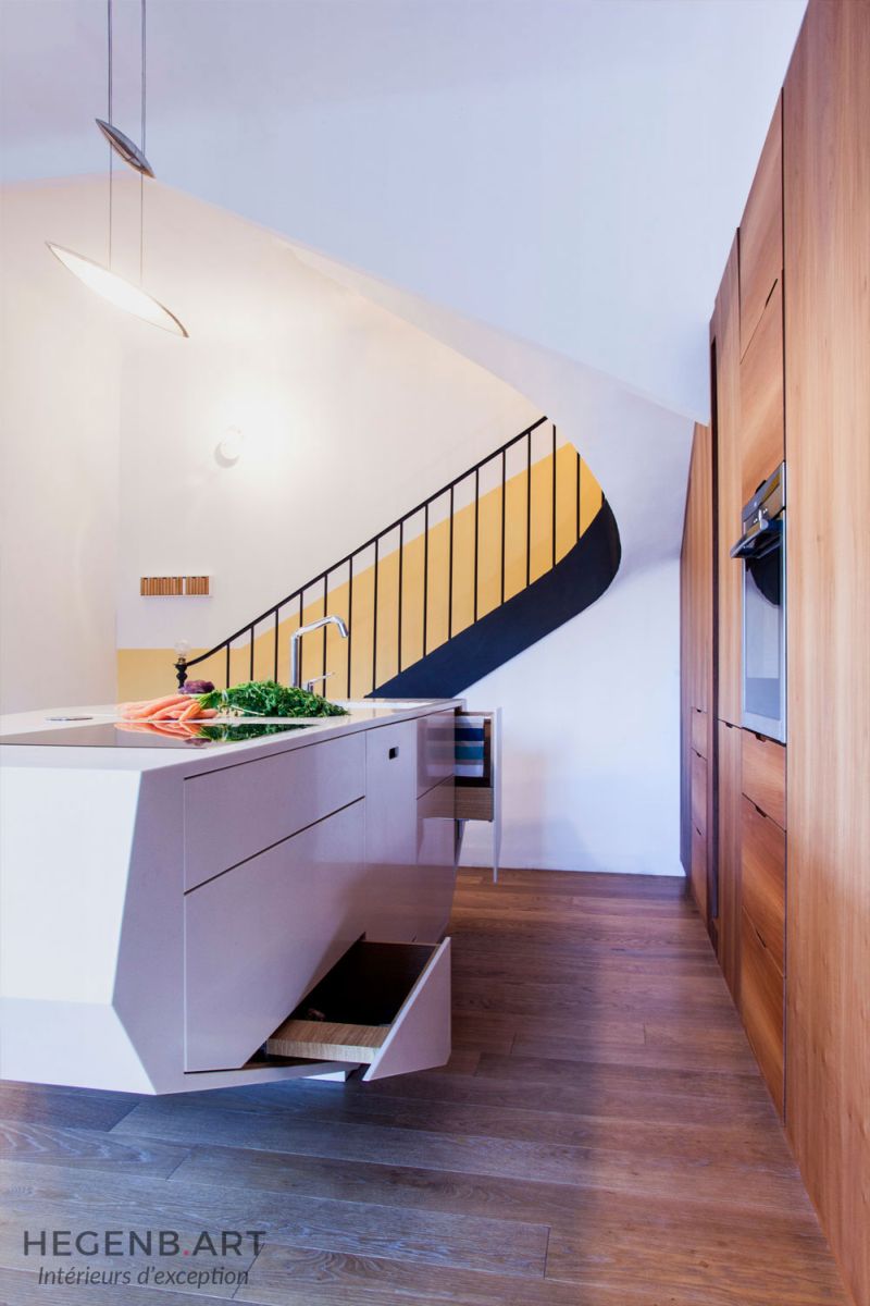 The fine edges of kitchen island looks like a crystal 