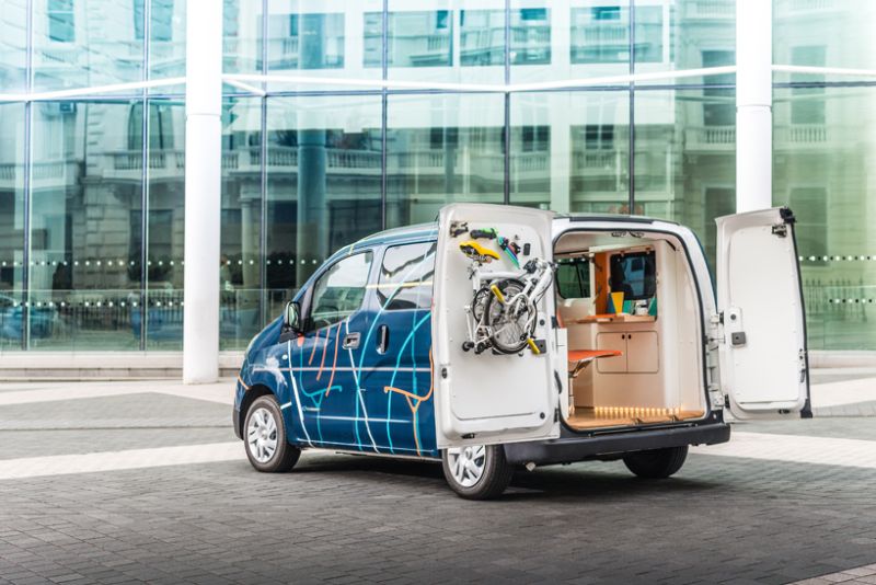 Inexpensive electric vehicle serving as mobile office 