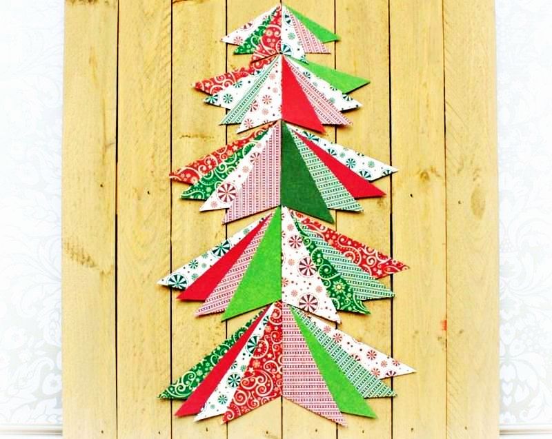 DIY Christmas tree from pallet wood and paper