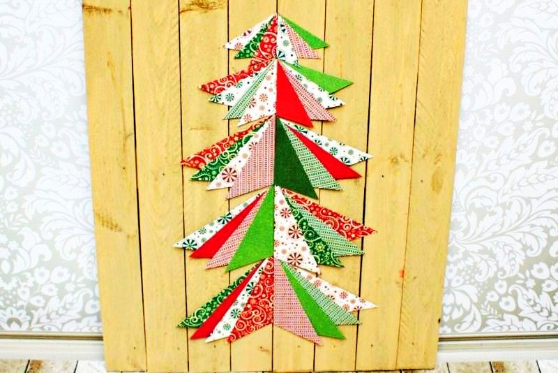 DIY Christmas tree from pallet wood and paper