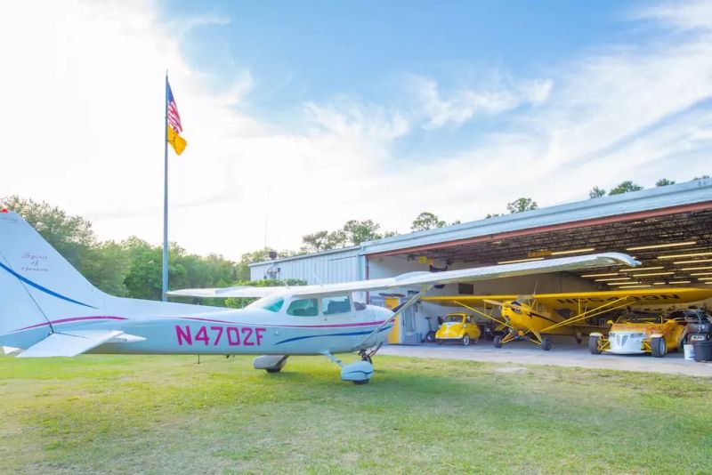 ManCave airbnb rental in airplane hangar, Geneva