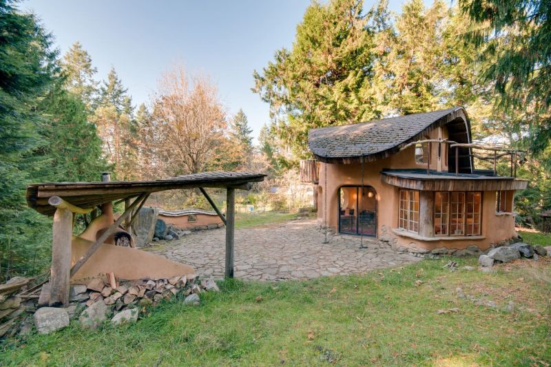 Rental cob cottage in Mayne Island, British Columbia, Canada