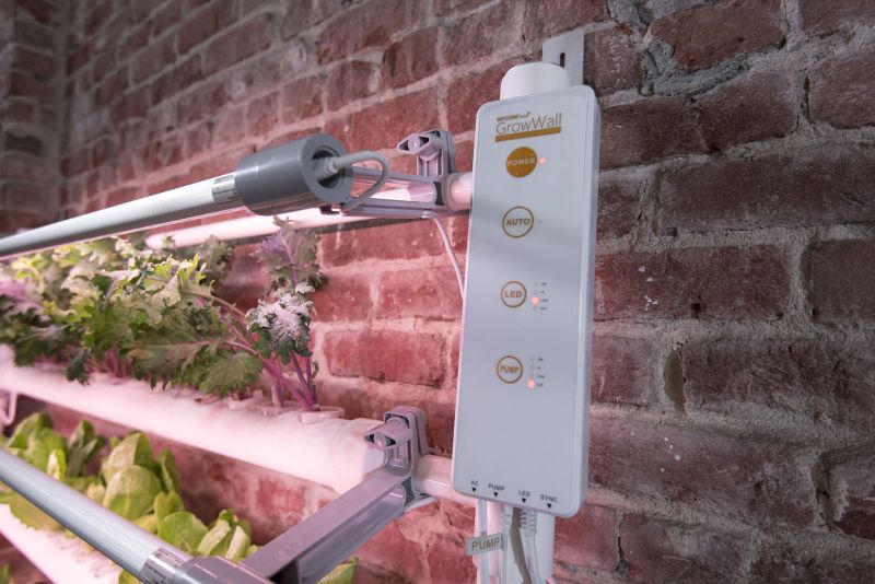 OPCOMLink USA's indoor hydroponic gardening systems at CES 2017