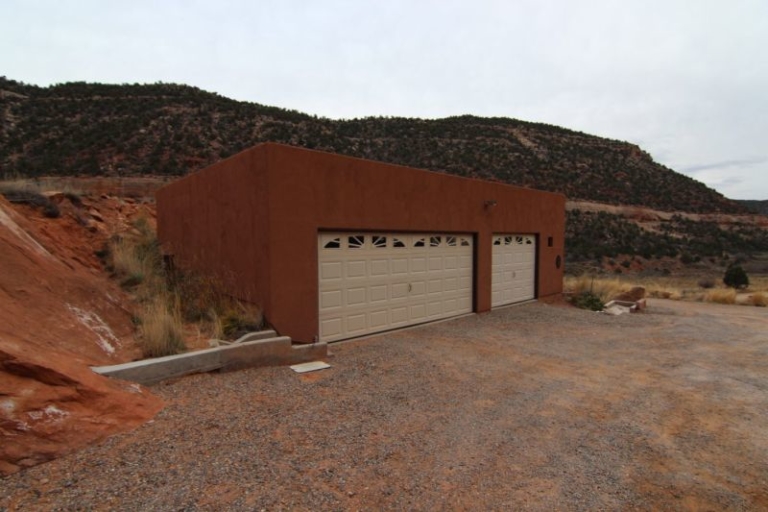Utah Cliffside House is cozy dwelling tucked in red sandstone of