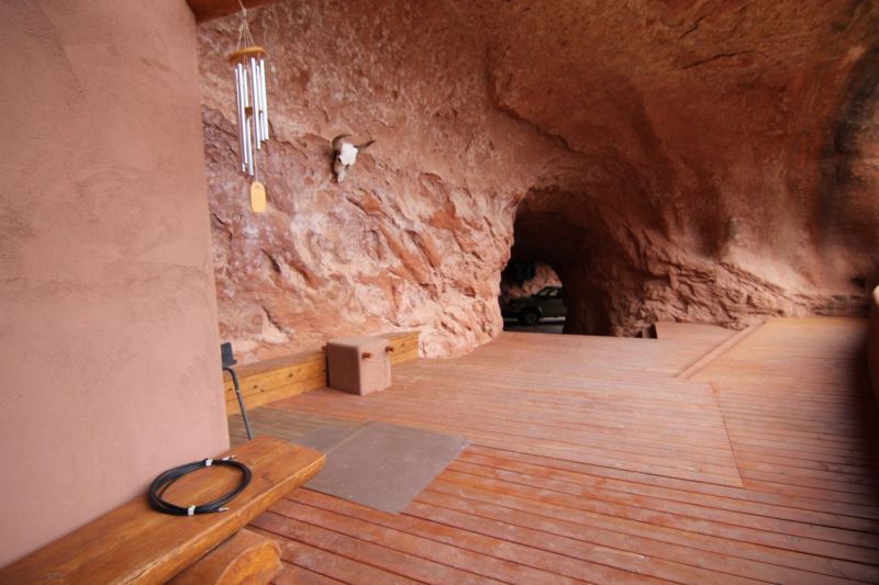 Tunnel in back for water and air circulation 