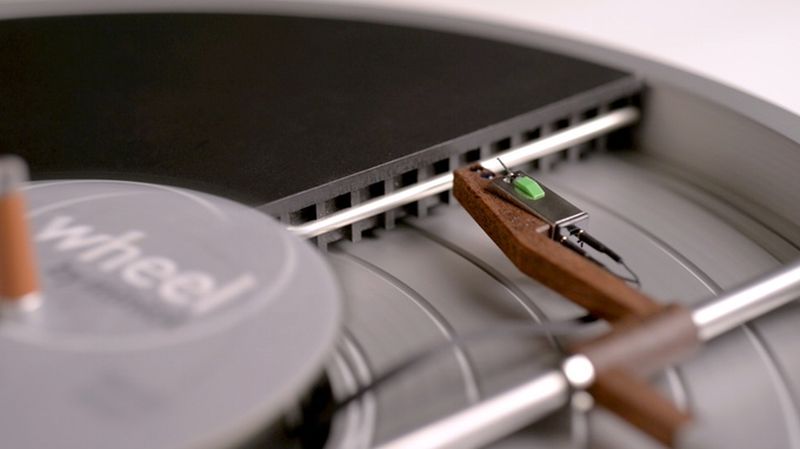 Miniot’s Wheel turntable hides tonearm under the record 