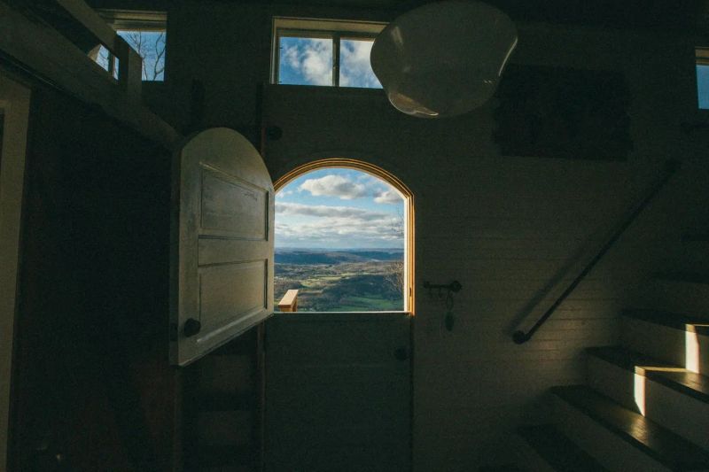 https://cdn.homecrux.com/wp-content/uploads/2017/02/Old-Blue-Chair-Tiny-House-has-cozy-reading-nook-under-the-staircase_6563564.jpg