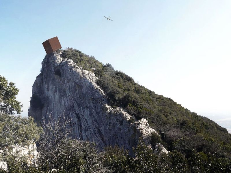 Tip-box hut perched on a cliff ensures you get vertigo