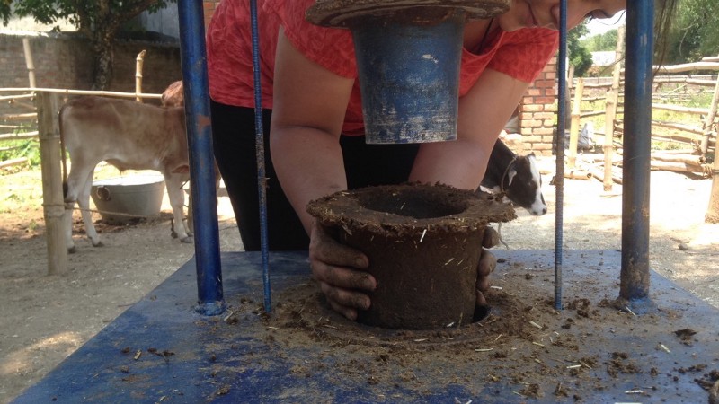 Cow dung pot by Peepal Farm