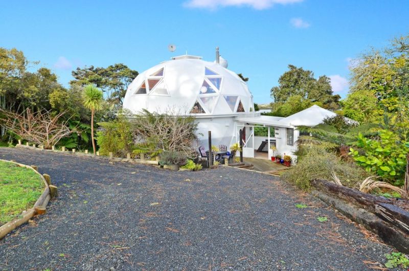 Dome house by Noel Fuller & Helen McCabe