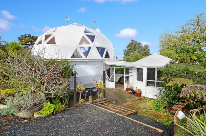 Dome house by Noel Fuller & Helen McCabe