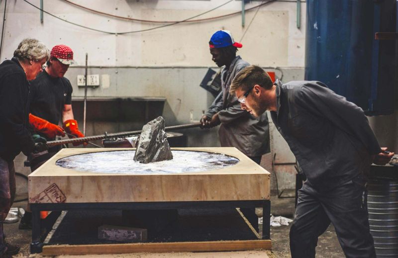 smelting and open cast pouring of molten aluminum