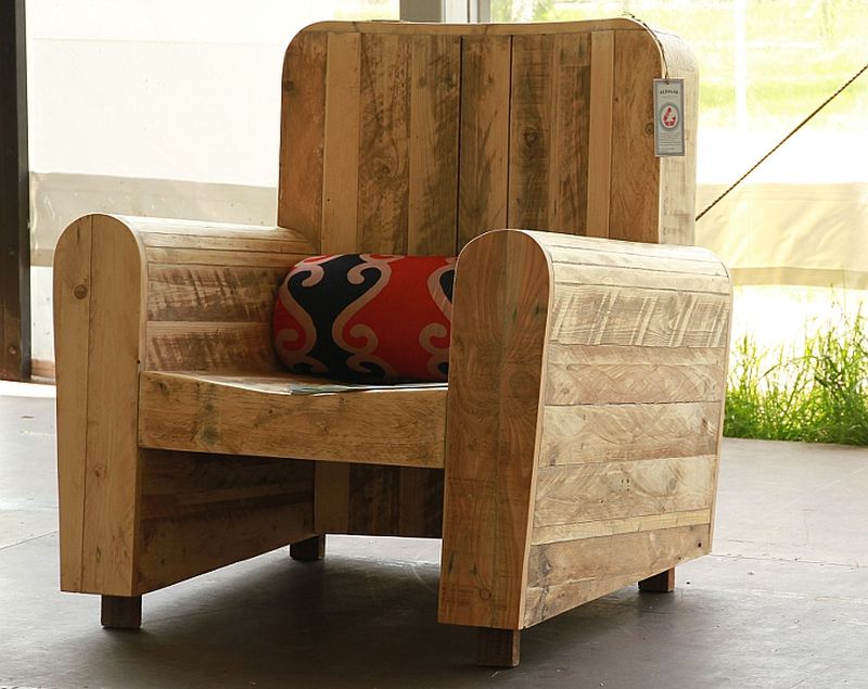 Pallet wood armchair by Redolab brings rustic charm to interiors 