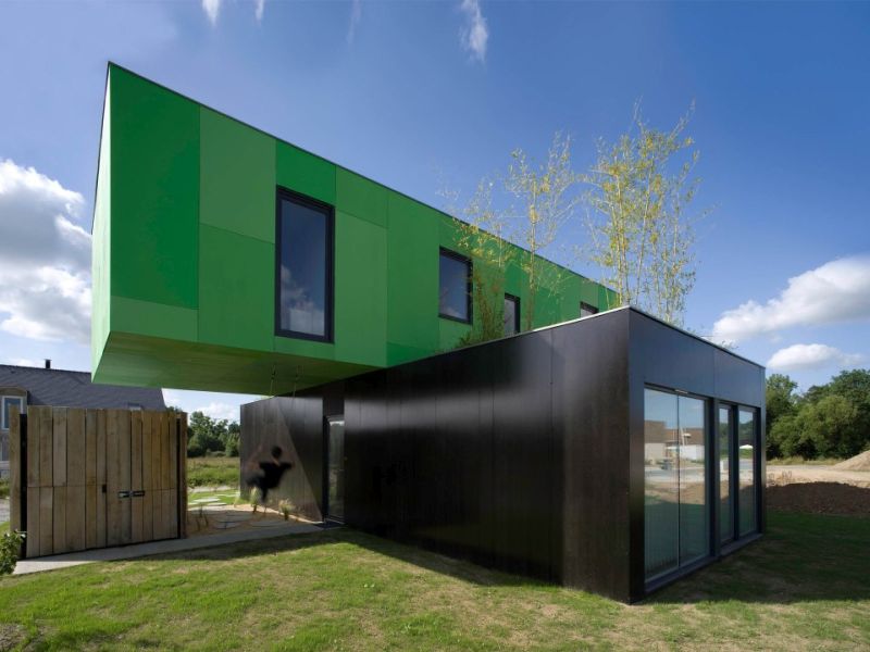 Crossbox, a cantilevered modular house