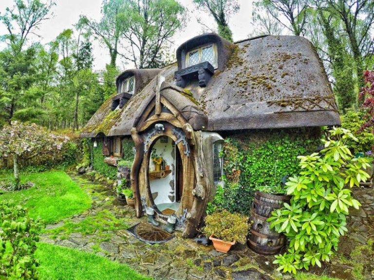 Mesmerizing Hobbit Home in Scotland