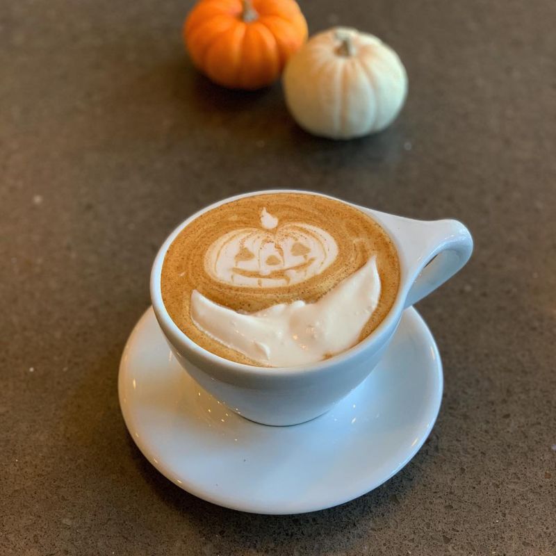 Pumpkin latte art Halloween 