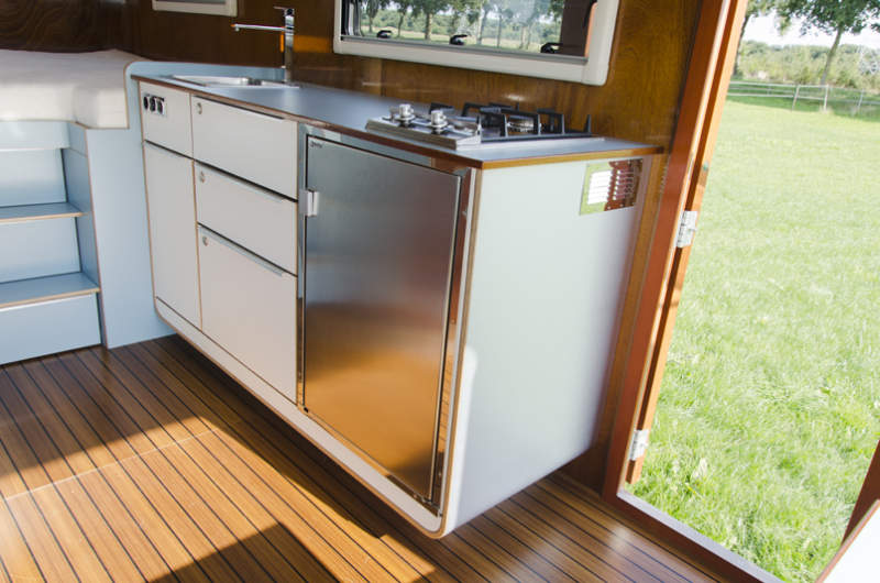 Tonke Woodline truck camper features hydraulic system to detach living unit from truck bed 