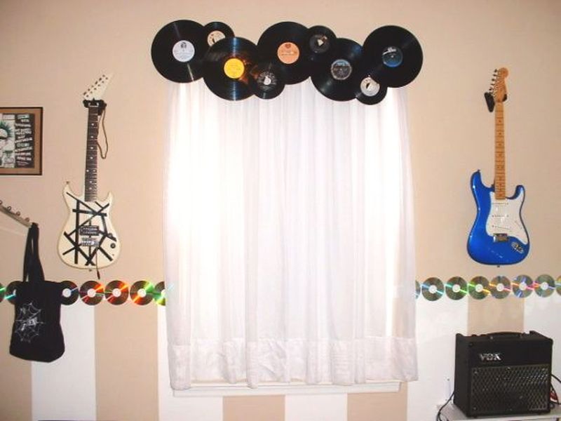 Vinyl and CDs DIY window décor ideas 