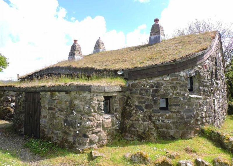 Ty cwrdd bach house-hobbit home