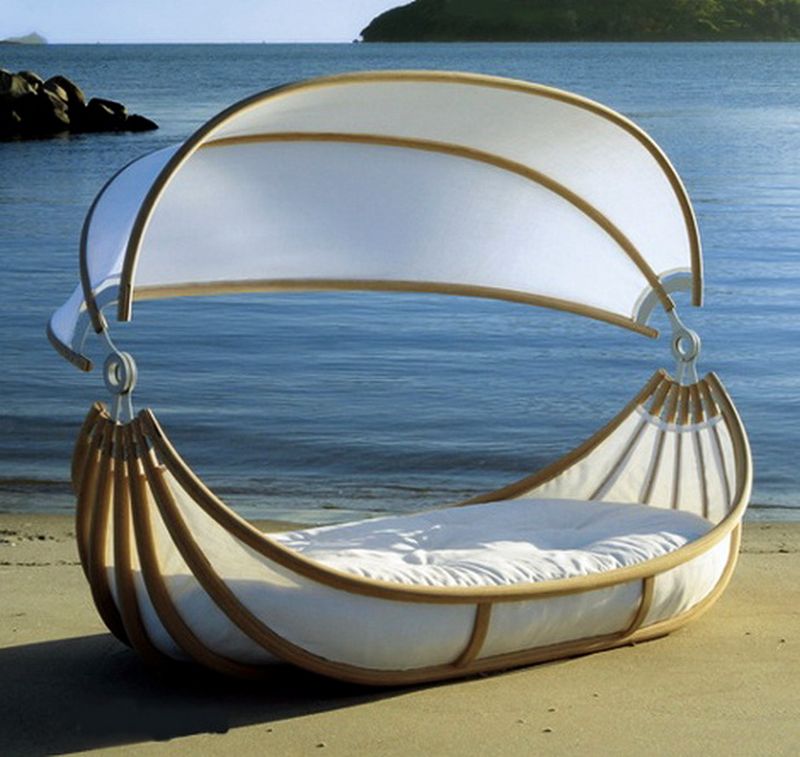 Floating daybed by Design Mobel