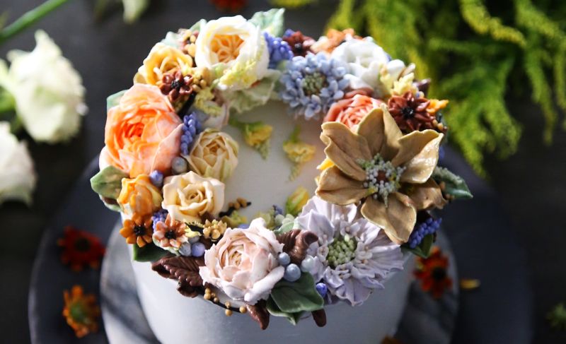 floral wedding cake by Atelier