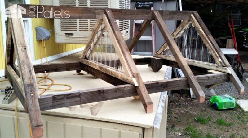 DIY large pallet doghouse can be turned into a kids’ playhouse