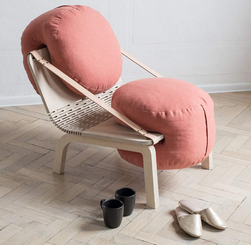 Dango flexible armchair has two removable poufs 