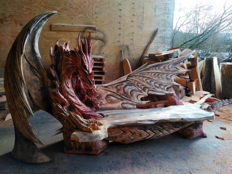 Igor Loskutow's dragon bench