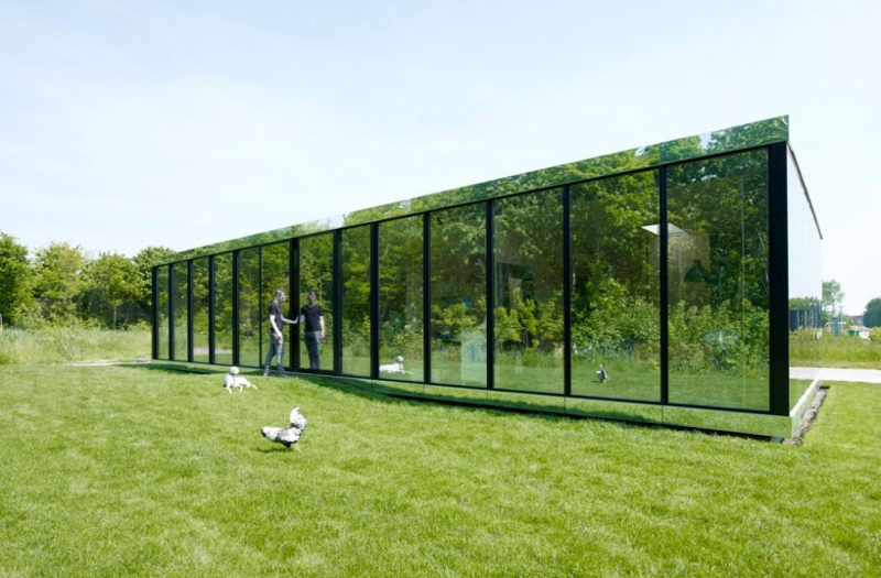 Mirror house is designed by Johan Selbing and Anouk Vogel _1