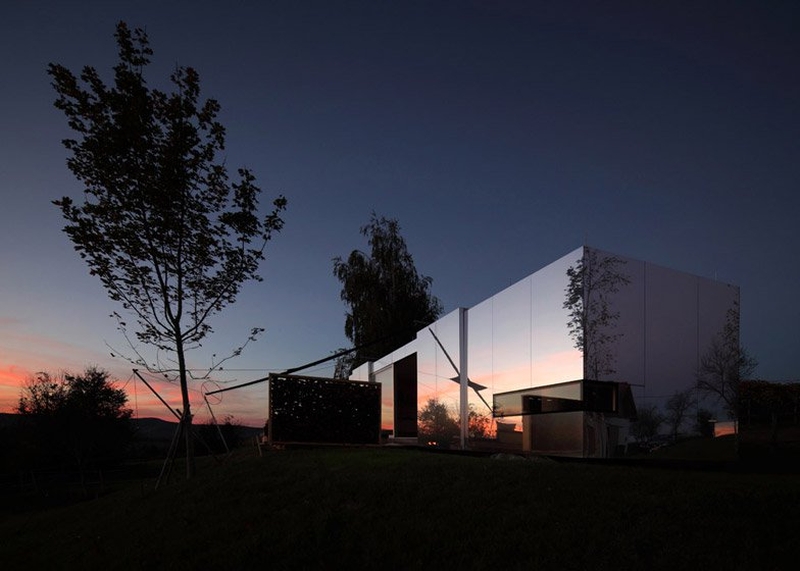 Transportable-mirrored-house_Delugan-Meissl-Associated_