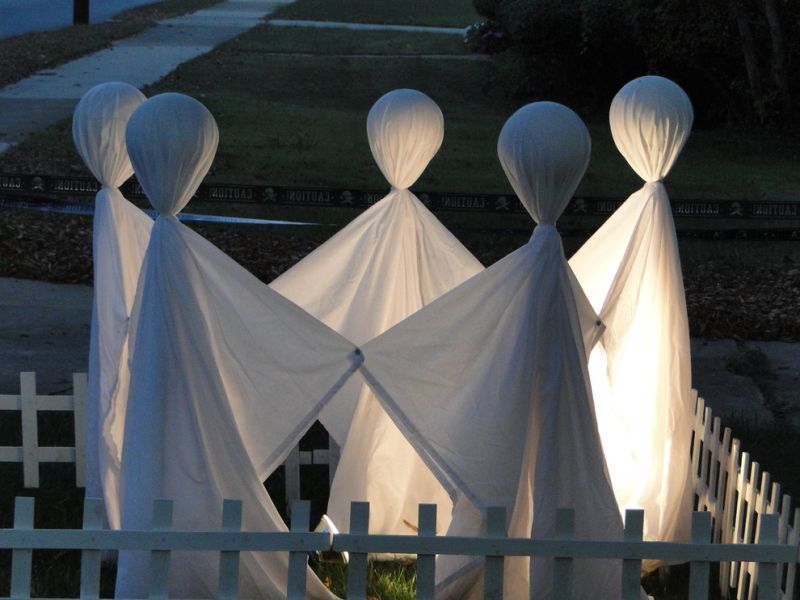 Decorate your backyard with bunch of white sheets