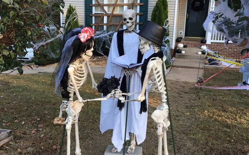 Clarksville family’s Halloween decoration